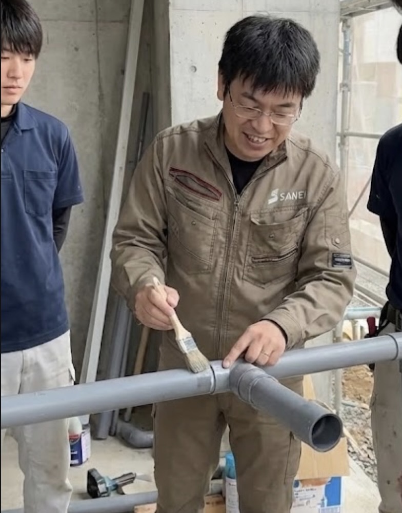 排水管は「雨の日の窓ガラス」と同じ？AIが教える1/100勾配の秘密